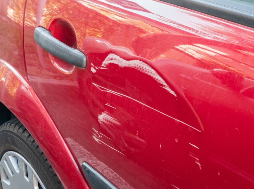 Uszkodzona karoseria po stłuczce – idealny przypadek do naprawy metodą PDR w Krause Garage Jarocin.